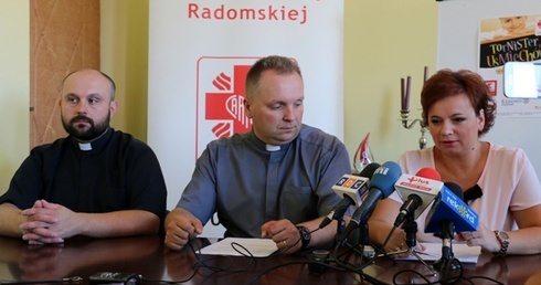 Do włączenia się w akcję zachęcają Iwona Stępniewska, ks. Robert Kowalski, dyrektor diecezjalnej Caritas i wicedyrektor ks. Damian Drabikowski