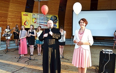  Proboszcz parafii św. Teresy ks. Dariusz Pacula i burmistrz Rabki Ewa Przybyło są w pełni zaangażowani w przygotowania do ŚDM