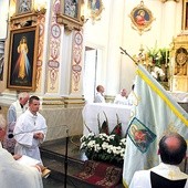  Bp Andrzej F. Dziuba ponawia akt zawierzenia Maryi przed cudownym wizerunkiem