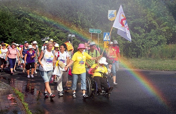 Polewający pielgrzymów strażacy potrafili sprowadzić na ziemię nie tylko ochłodę, ale i tęczę