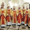  W Kamieniu Śląskim biskupi metropolii górnośląskiej świętowali razem z jubilatami: bp. Janem Bagińskim (drugi od lewej) i bp. Gerardem Kuszem (czwarty od lewej)