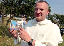  O. Michał pokazuje kartkę, którą złożył na Jasnej Górze jako symbol modlitw za swoich parafian w USA podczas pieszej pielgzymki