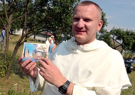  O. Michał pokazuje kartkę, którą złożył na Jasnej Górze jako symbol modlitw za swoich parafian w USA podczas pieszej pielgzymki