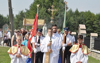  Procesja na zakończenie jubileuszowej Mszy św.