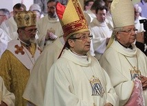 Powyżej: Prośbę o modlitwę za chorego biskupa wystosował też ordynariusz diecezji legnickiej