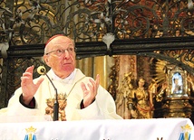 Kardynał Joachim Meisner w czasach NRD był biskupem pomocniczym w Erfurcie, a później biskupem podzielonego Berlina. W 1989 roku, na prośbę papieża Jana Pawła II, z którym łączyły go przyjacielskie związki, objął rządy w archidiecezji Kolonii. W ubiegłym roku przeszedł na emeryturę