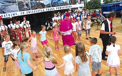  Od pięciu lat gościem festynu jest bp Ignacy Dec 