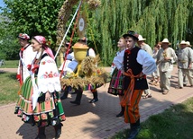 Wieniec dożynkowy nieśli m.in. Danuta Kaźmierczak i Wiktor Dzik - Księżanka Roku 2014 i Księżak Roku 2015