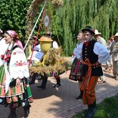 Wieniec dożynkowy nieśli m.in. Danuta Kaźmierczak i Wiktor Dzik - Księżanka Roku 2014 i Księżak Roku 2015