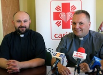 Szefowie Caritas Diecezji Radomskiej - ks. Damian Drabikowski (z lewej), wicedyrektor, i ks. Robert Kowalski (dyrektor)