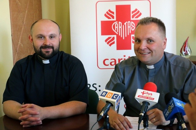 Szefowie Caritas Diecezji Radomskiej - ks. Damian Drabikowski (z lewej), wicedyrektor, i ks. Robert Kowalski (dyrektor)