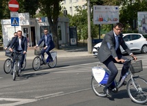 Prezydent miasta, wiceprezydenci oraz prezes Nextbike na spotkanie z dziennikarzami przyjechali na rowerach