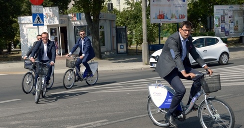 Prezydent miasta, wiceprezydenci oraz prezes Nextbike na spotkanie z dziennikarzami przyjechali na rowerach