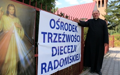 Ośrodek powstał przy parafii Miłosierdzia Bożego, gdzie proboszczem jest ks. Mirosław Kszczot, diecezjalny duszpasterz trzeźwości