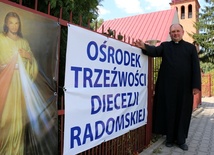 Ośrodek powstał przy parafii Miłosierdzia Bożego, gdzie proboszczem jest ks. Mirosław Kszczot, diecezjalny duszpasterz trzeźwości