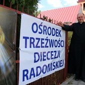 Ośrodek powstał przy parafii Miłosierdzia Bożego, gdzie proboszczem jest ks. Mirosław Kszczot, diecezjalny duszpasterz trzeźwości