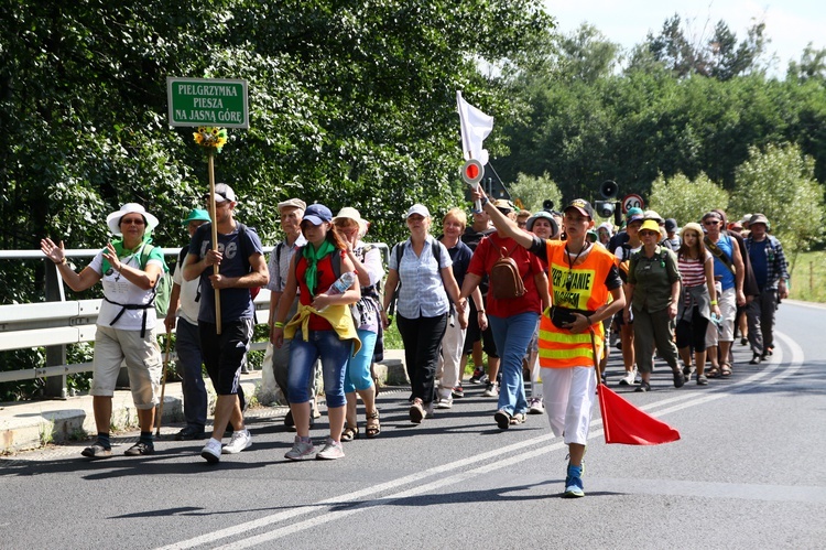 Grupy pielgrzymki na drodze przed Koszęcinem