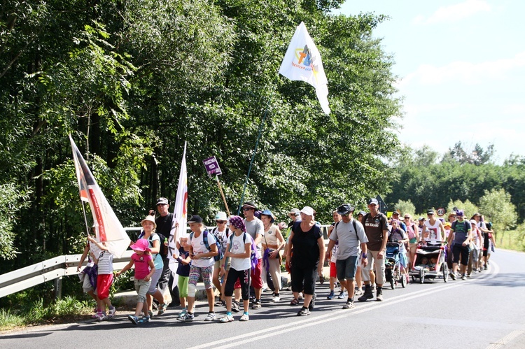 Grupy pielgrzymki na drodze przed Koszęcinem