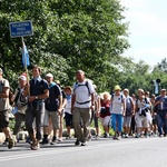 Grupy pielgrzymki na drodze przed Koszęcinem