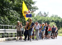 Grupy pielgrzymki na drodze przed Koszęcinem