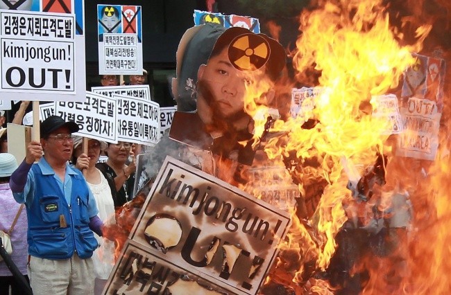 Korea Płn. straszy "morzem płomieni"