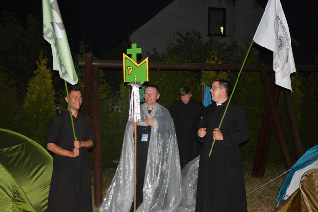 Z siódemką na szlaku do Matki