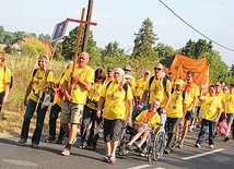 Powyżej: Z Rokitna do Myśliborza wyruszyło 60 pątników