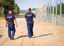 Policja węgierska w czasie kontroli płotu