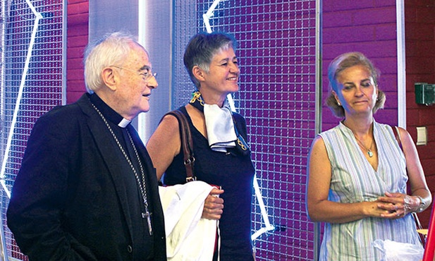  Telewizyjne studia przygotowują się do nadawania. 17 sierpnia obejrzał je abp Henryk Hoser