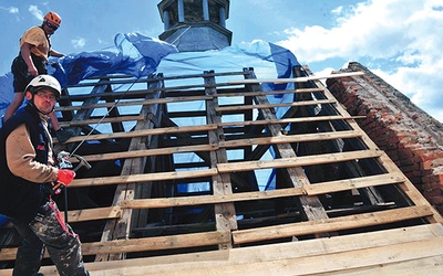 Dopiero na górze widać ogrom zniszczeń. W kościele Wniebowzięcia NMP w Nowej Wsi wiatr zerwał ok. 300 mkw. dachu między wieżami