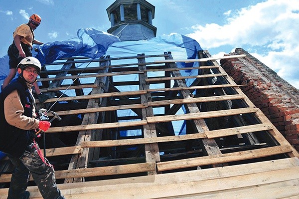 Dopiero na górze widać ogrom zniszczeń. W kościele Wniebowzięcia NMP w Nowej Wsi wiatr zerwał ok. 300 mkw. dachu między wieżami