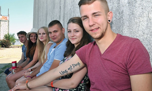 Dla Jakuba kolczyk w uchu i tatuaż na przedramieniu nie stanowią problemu.  W ten sposób, jak mówi, wyraża siebie