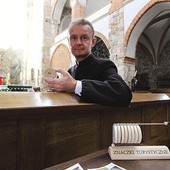  Ks. Piotr Nowak z gadżetem promującym archikolegiatę