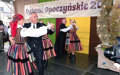 Burmistrz i proboszcz okazali się mistrzami tańca, a od obecnych na uroczystości zebrali owacje