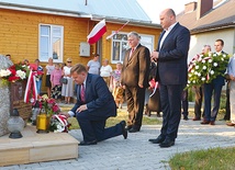  Przed starą plebanią, gdzie mieszkał, przy kamieniu upamiętniającym bohaterskiego kapłana uczestnicy uroczystości złożyli kwiaty i zapalili znicze