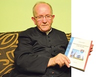 Ks. Werner Szygula z książką