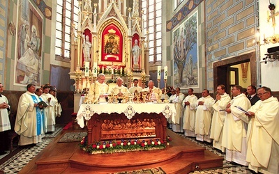 Powyżej: – Dziś zaprosiliśmy Maryję do naszego życia. Chcemy pokazać, że gdzie jest Bóg, tam jest krzyż – mówił abp Wacław Depo