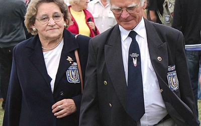  Barbara i Roman Bieliccy na bielskim Pikniku Lotniczym w swoich mundurach pasjonatów latania
