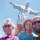 Mama Eliza, Wojtek i Lusia, i tata Wojciech pod jednym z architektonicznych cudów świata, pomnikiem Chrystusa Odkupiciela w Rio de Janeiro