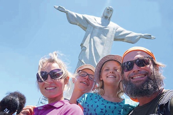 Mama Eliza, Wojtek i Lusia, i tata Wojciech pod jednym z architektonicznych cudów świata, pomnikiem Chrystusa Odkupiciela w Rio de Janeiro