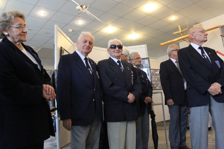 Seniorzy lotnictwa o swojej pasji w Książnicy Beskidzkiej