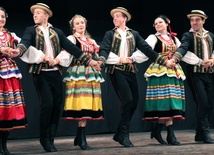 Gospodarzem festiwalu jest Reprezentacyjny Zespół Pieśni i Tańca Ziemi Opoczyńskiej "Tramblanka"