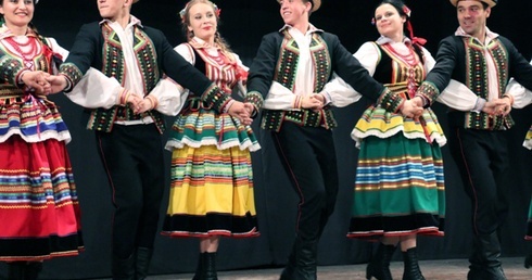Gospodarzem festiwalu jest Reprezentacyjny Zespół Pieśni i Tańca Ziemi Opoczyńskiej "Tramblanka"