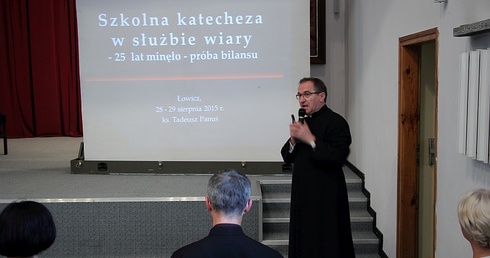 Ks. Tadeusz Panuś prowadzi wykład dla katechetów