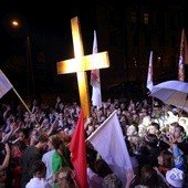 Krzyż podarowany młodzieży przez Jana Pawła II w otoczeniu uczestników diecezjalnego spotkania młodych "Z Rio do Krakowa"