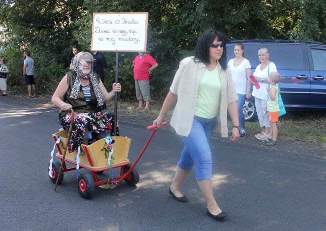 Korowód dożynkowy w Poniszowicach