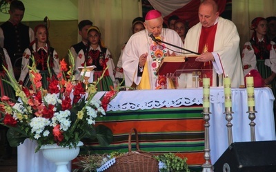 Mszy św. dożynkowej przewodniczył bp senior diecezji łowickiej Alojzy Orszulik