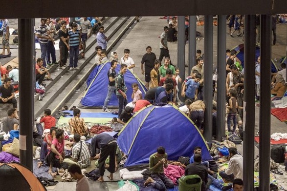 Węgry: Uchodźcy ruszają na Zachód