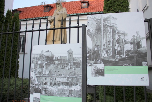 O wojennych losach klasztoru i jego odbudowie przypomina plenerowa wystawa