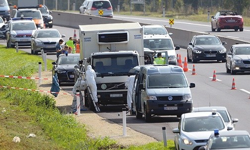 27.08.2015. Austria. W zatoczce autostrady A4 biegnącej z Wiednia na Węgry stała porzucona ciężarówka chłodnia. Znaleziono w niej ciała 71 imigrantów. Pojazd ma węgierskie numery rejestracyjne, trwają poszukiwania jego kierowcy. 